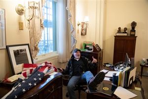 Rebellion à Washington – Assaut du Capitole: culpabilité pour l’homme photographié dans le bureau de Nancy Pelosi