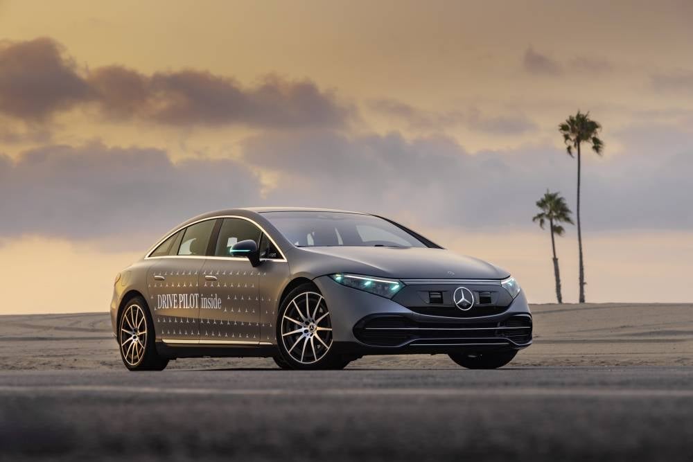 Mercedes-Benz obtient l’approbation de la conduite autonome et des feux de situation turquoise