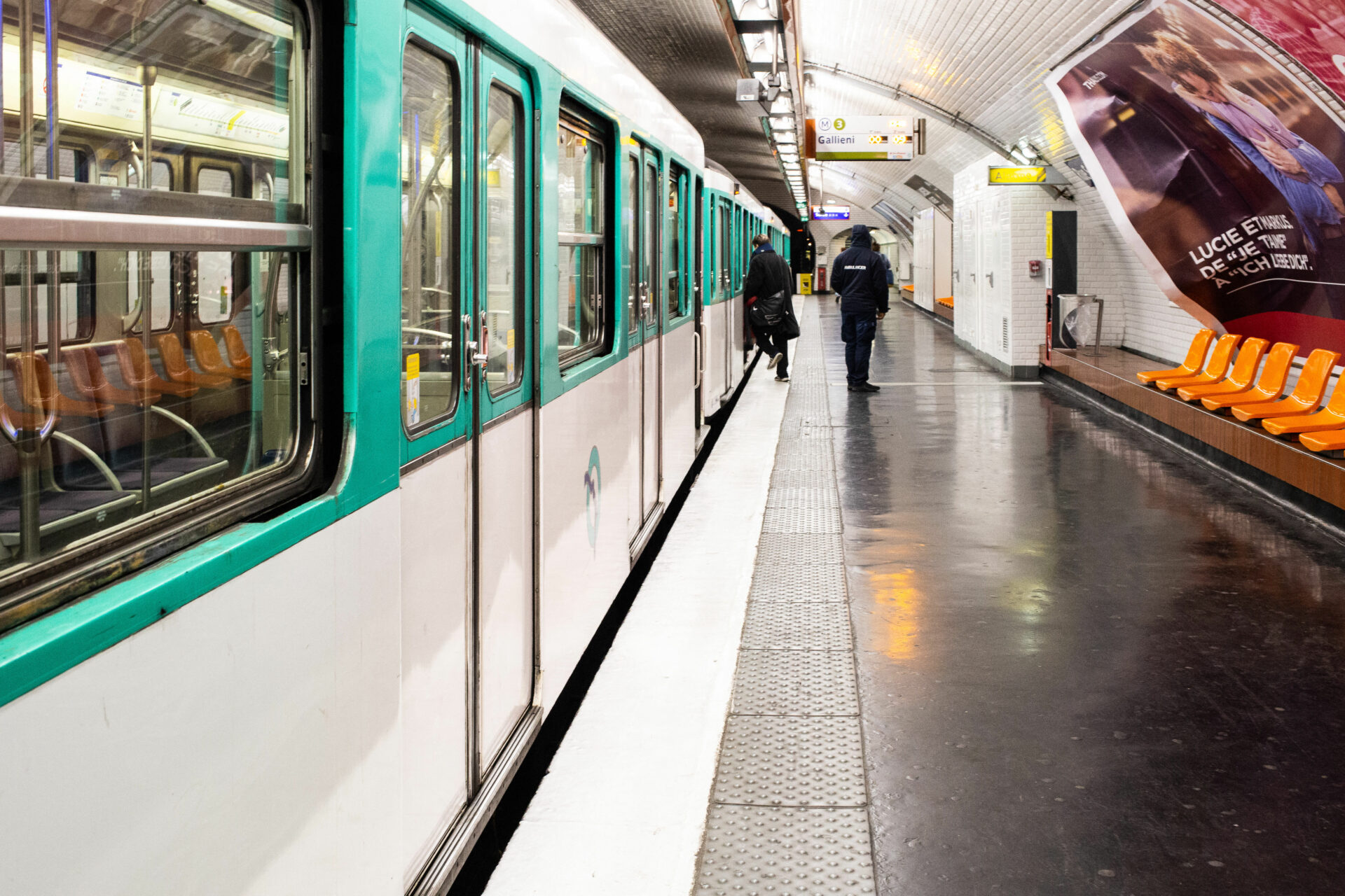 Chants antisémites dans le métro à Paris : un adolescent condamné pour damage publique en raison de la faith