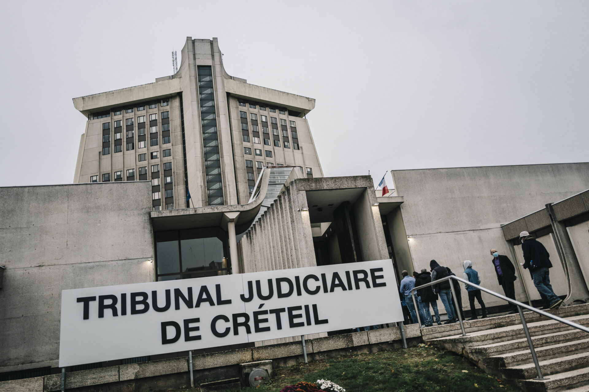 Agression raciste d’un jardinier dans le Val-de-Marne : un septuagénaire condamné à un an de detention heart ferme