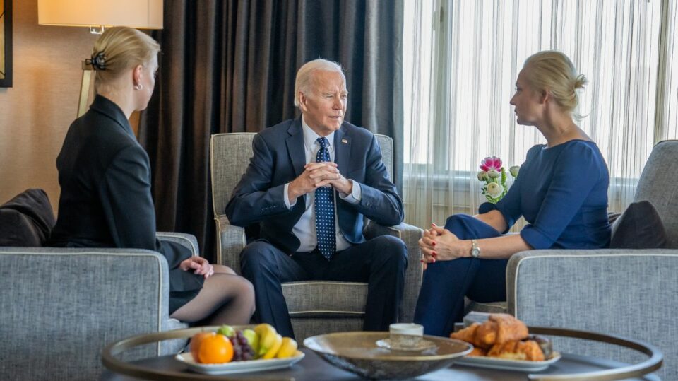 Biden se setkal s manželkou a dcerou Alexeje Navalného
