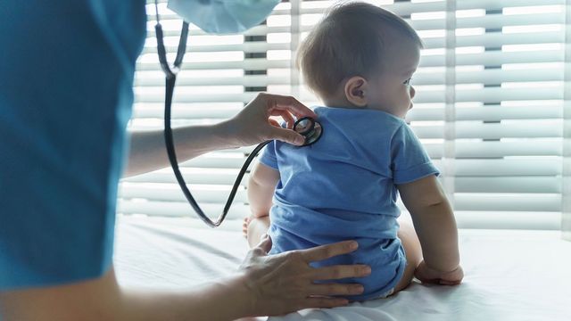Bronchiolite : l’immunisation a fait chuter les hospitalisations de bébés cet hiver