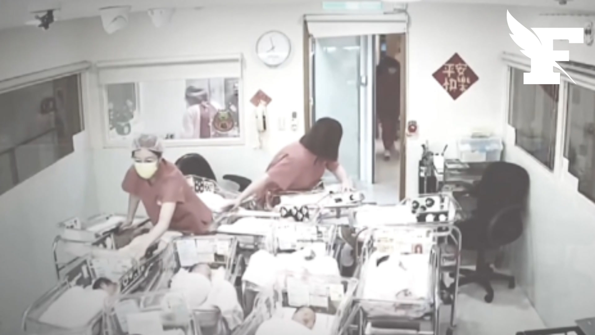 Séisme à Taïwan: des infirmières s’accrochent à des couveuses pour sauver des bébés