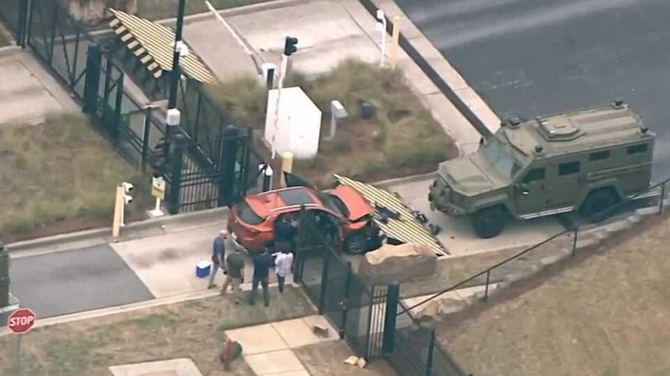 Un automobiliste fonce dans la clôture des bureaux du FBI à Atlanta
