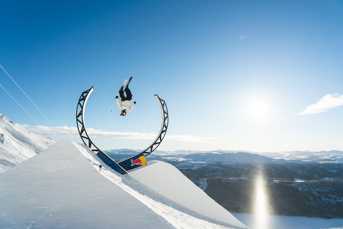 Le skieur Jesper Tjäder réalise l’exploit du premier rail open loop au monde à Åre, en Suède