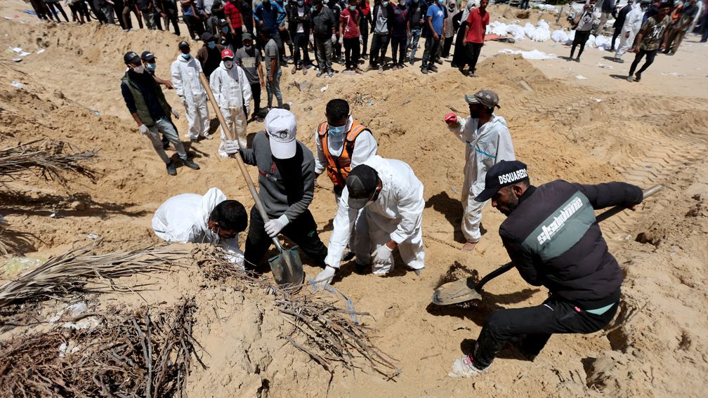 Honderden lichamen ontdekt in massagraven in Gaza, maar onderzoek bijna onmogelijk