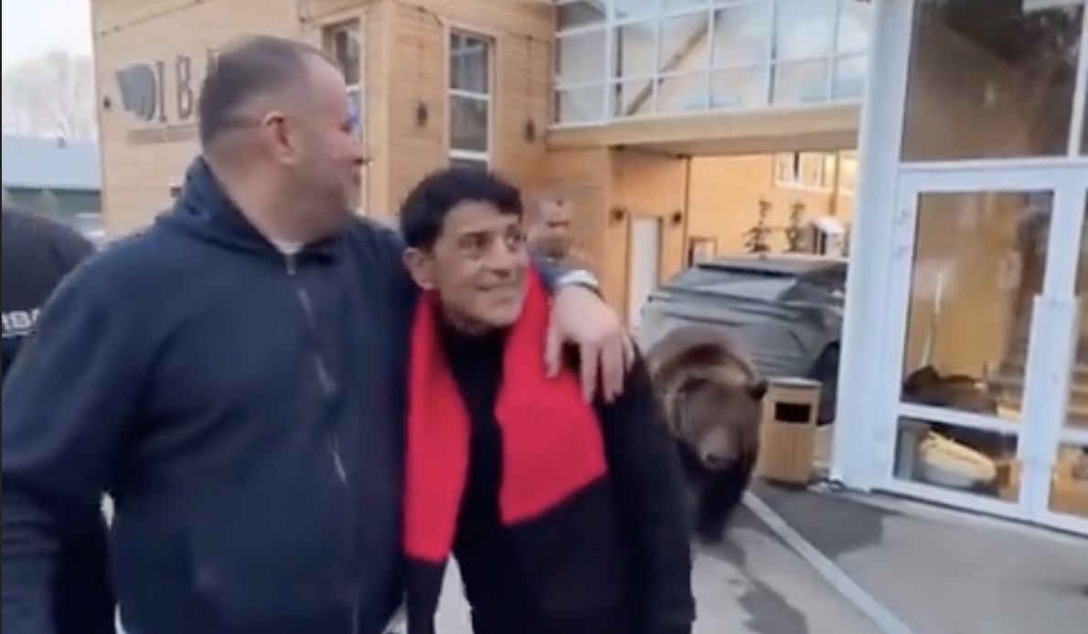 Vidéo: Saïd Taghmaoui se fait poursuivre par un ours en Russie !