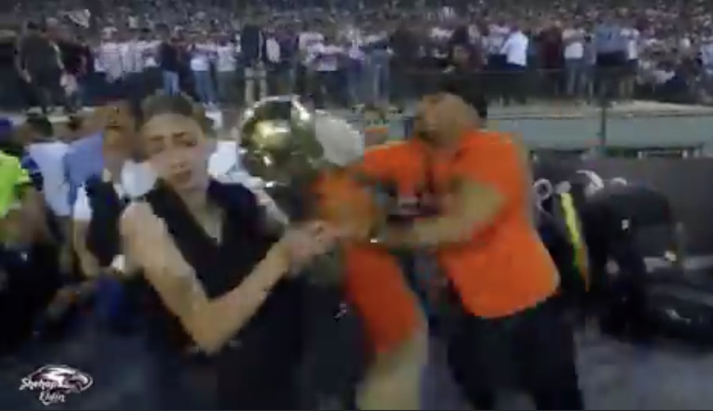 Vidéo: Chaos full après le sacre du Zamalek…